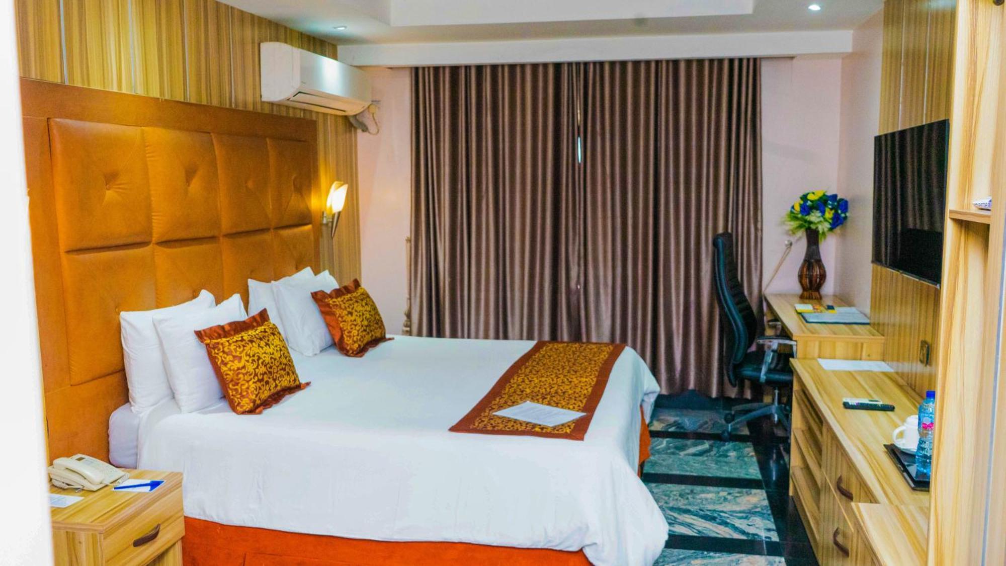 Golden Tulip Hotel- Evergreen Port Harcourt Exteriör bild